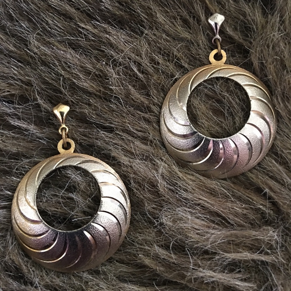 Vintage gold tone ombré laser cut disc earrings
